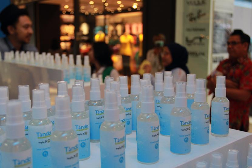 Pengunjung mengantre untuk mendapatkan cairan hand sanitizer karya dari siswa Sekolah Menengah Kejuaraan (SMK) Kesehatan Yarsi Tiga Raksa yang dijual di Tangcity Mal, Tangerang, Banten (ilustrasi)