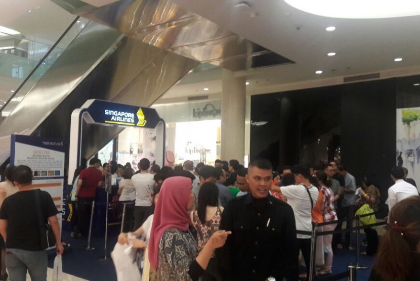Pengunjung mengantre untuk mendapatkan tiket murah Sungapore Airlines, Junat (4/8)