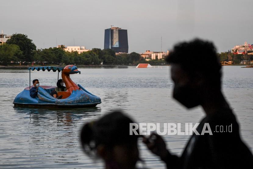 Pengunjung mengayuh wahana sepeda air di Danau Sunter, Jakarta, Senin (4/4/2022). Ketentuan prokes harus ditaati saat Hari Bebas Kendaraan Bermotor di Danau Sunter. Ilustrasi.