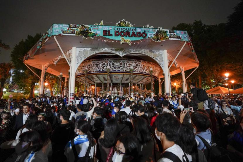 Pengunjung mengelilingi bianglala El Dorado di taman hiburan Toshimaen, Senin (31/8). Taman hiburan Toshimaen pada Senin (31/8) tutup setelah beroperasi selama lebih dari sembilan dekade. 