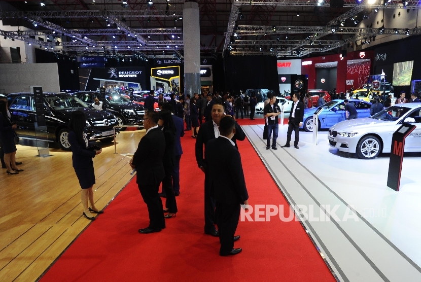 Pengunjung menghadiri pameran Indonesia Internasional Motor Show 2016 di JIEXPO, Jakarta (7/4).   (Republika/Tahta Aidilla)