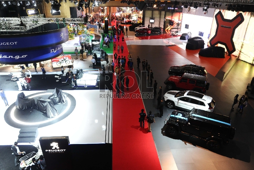  Pengunjung menghadiri pameran Indonesia Internasional Motor Show ke 10 usai dibuka secara resmi di JIEXPO, Jakarta, Rabu (19/8).