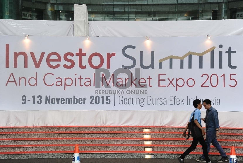 Pengunjung menghadiri pameran Investor Summit And Capital Expo Market di BEI, Jakarta, Kamis (12/11).
