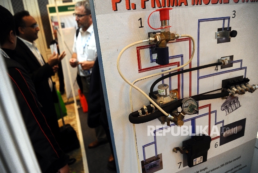 Pengunjung menghadiri pameran teknologi infrastruktur gas alam di Jakarta, Selasa (22/3). 