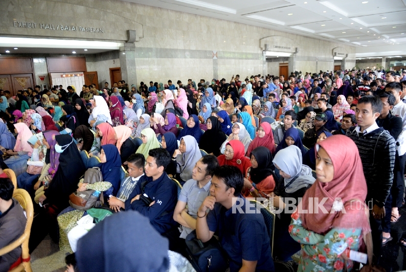 Pengunjung mengikuti Bedah Buku Tentang Kamu bersama Penulis Buku Tere Liye saat Islamic Book Fair 2017, Balai Sidang, Jakarta, Ahad (7/5).