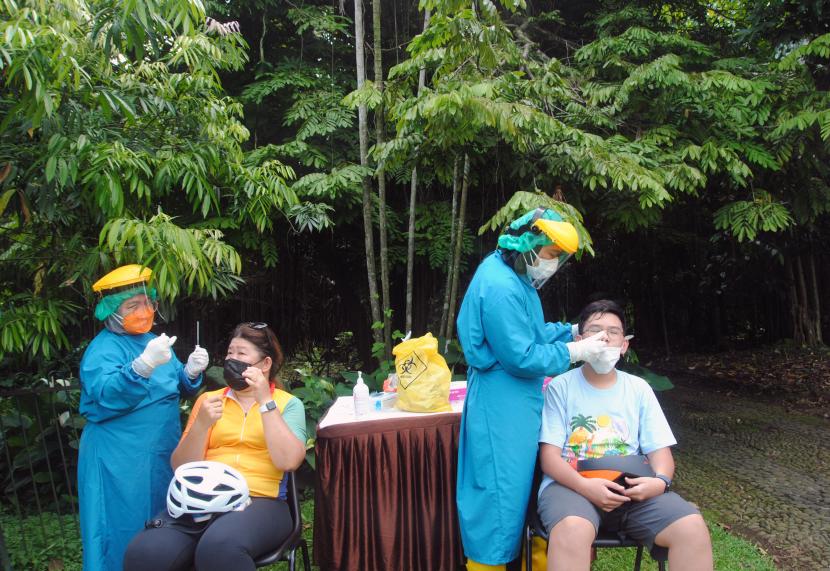 Pengunjung mengikuti swab test antigen secara gratis saat berwisata di Kebun Raya Bogor