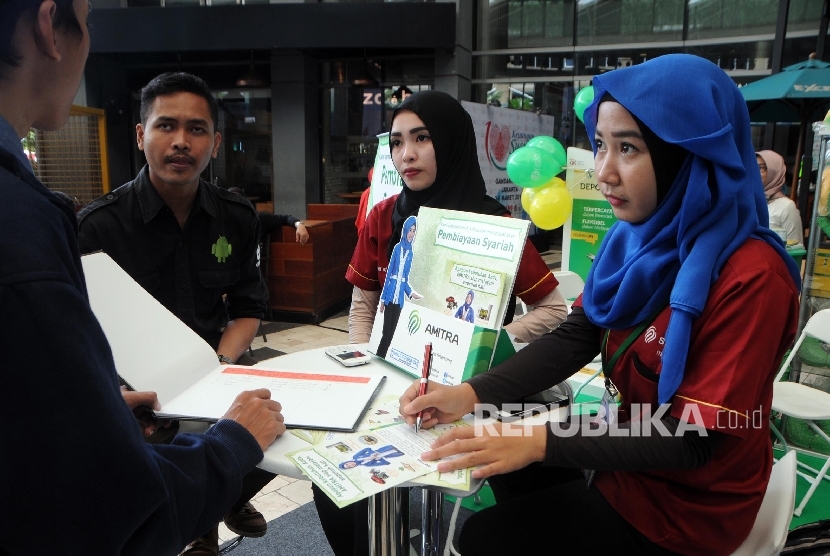Pengunjung mengunjungi booth peserta dari pameran produk dan jasa keuangan syariah, Keuangan Syariah Fair 2016 di Jakarta, Kamis (3/3).