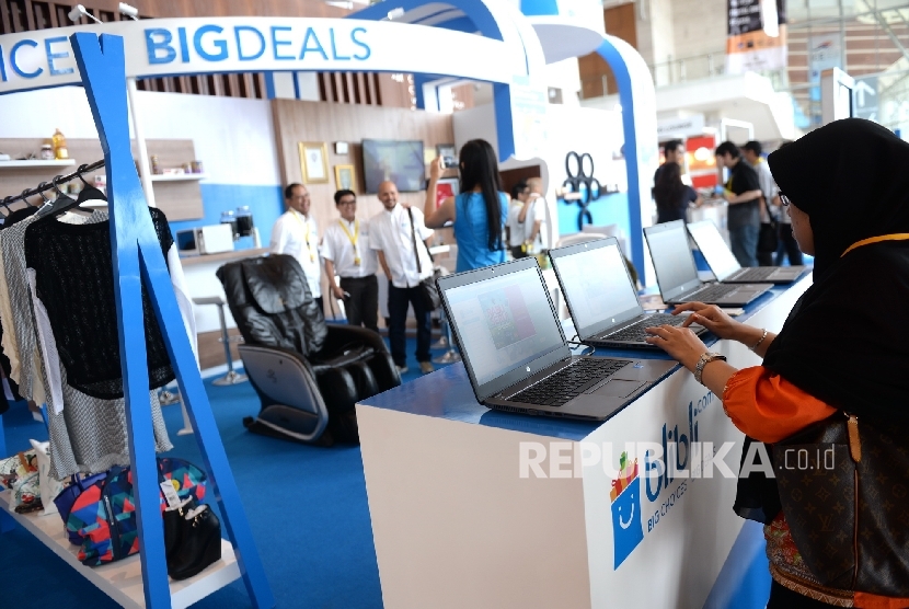 Pengunjung mengunjungi stand pameran saat Indonesia E-Commerce Summit and Expo (IESE) 2016 di ICE BSD, Banten, Rabu (27/4). (Republika/Wihdan) 