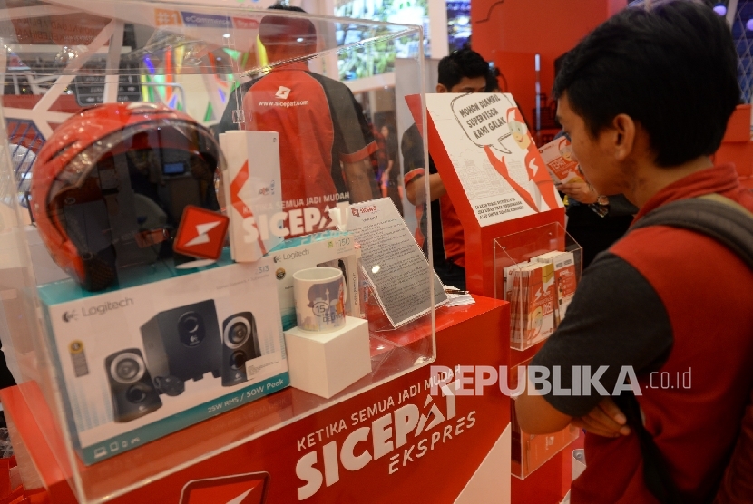 Pengunjung mengunjungi stand pameran saat Indonesia E-Commerce Summit and Expo (IESE) 2016 di ICE BSD, Banten, Rabu (27/4). (Republika/Wihdan) 