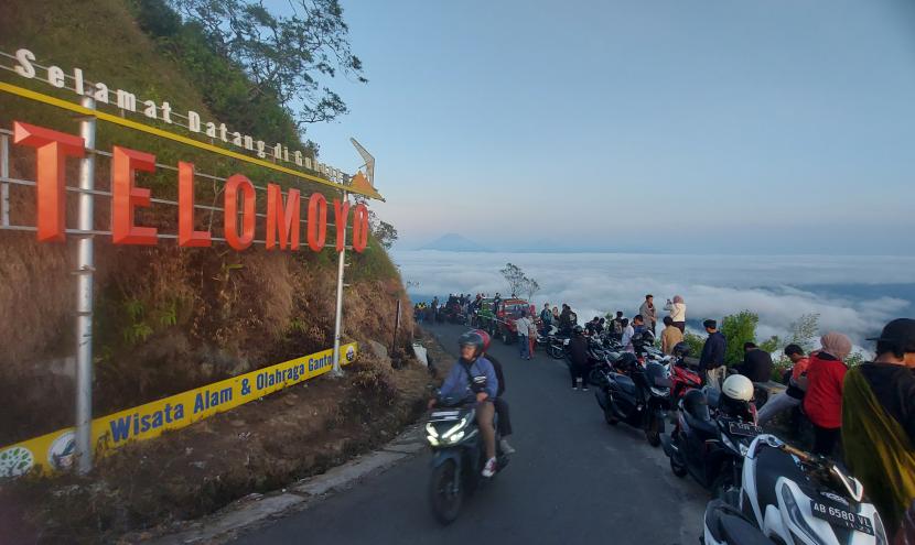 Pengunjung menikmati berbagai atraksi alam dari puncak Telomoyo, di wilayah Desa Sepakung, Kecamatan Banyubiru, Kabupaten Semarang, Jawa Tengah, Ahad (3/7/2023) pagi. 