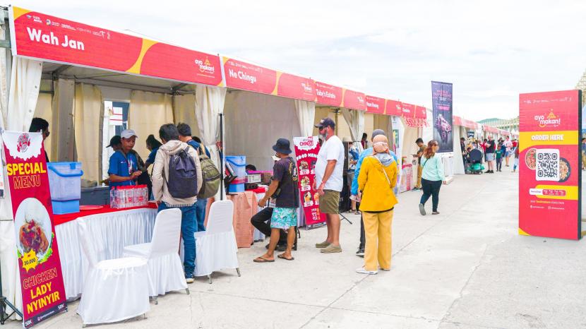 Pengunjung menikmati di ajang food festival yang digelar di WSBK Mandalika 2023.
