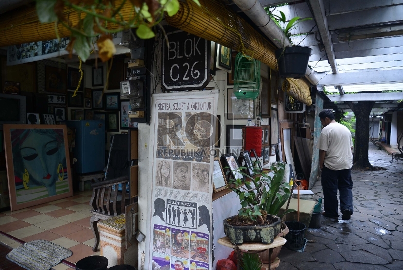 Pengunjung menikmati hasil karya seniman di Pasar Seni Ancol, Jakarta Utara, Jumat (13/3).   (Republika/Raisan Al Farisi)