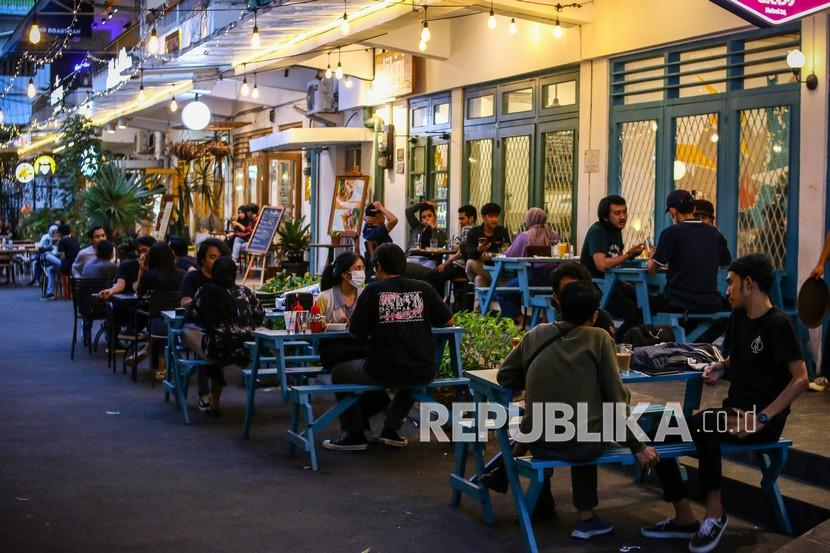 [Ilustrasi] Pengunjung menikmati hidangan di salah satu restoran di M Bloc Space, Blok M, Jakarta.