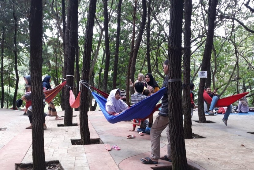 Pengunjung menikmati Jaletreng Riverpark di Taman Kota 2 BSD, Ciater, Serpong, Tangerang Selatan.