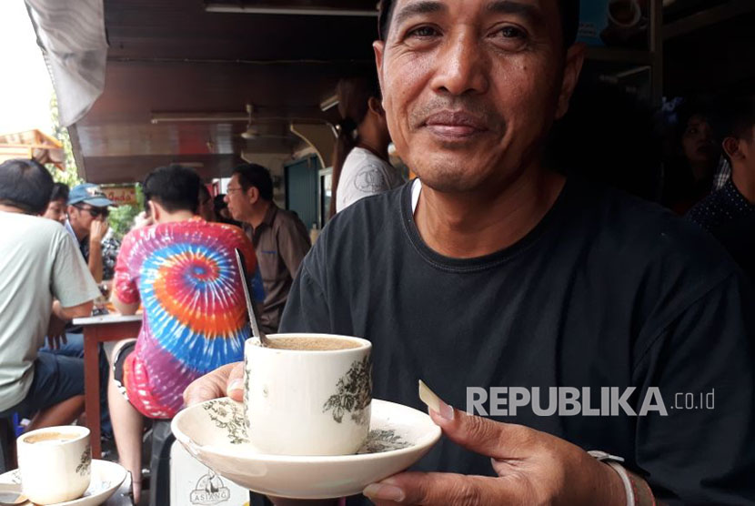 Pengunjung menikmati kopi di Warung Kopi Asiang di Kota Pontianak.