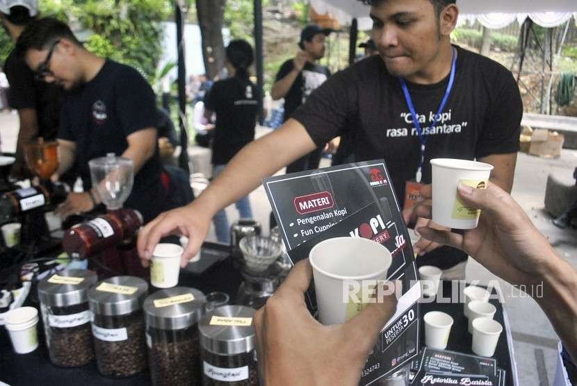 Pengunjung menikmati kopi racikan barista di Taman Ekspresi, Kota Bogor, Jawa Barat, Minggu (30/9). 