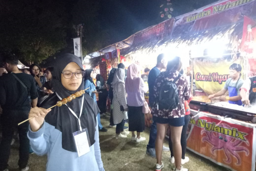 Pengunjung menikmati kuliner Nusantara di Pasar Kangen, Prambanan Jazz, Jawa Tengah, Jumat (5/7)