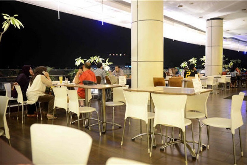 Pengunjung menikmati makanan di restoran di salah satu mall Jakarta. (ilustrasi) 
