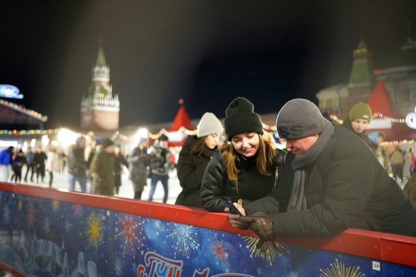 Pengunjung menikmati malam di Red Square, Moskow, Senin (14/2/2022).