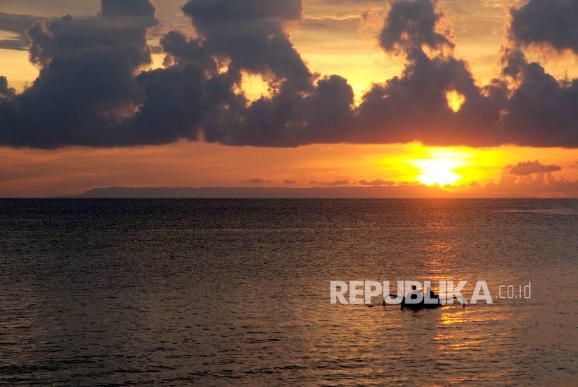 Pengunjung menikmati matahari terbenam (sunset) di Pantai Sengigi, Lombok Barat, Nusa Tenggara Barat (NTB). 