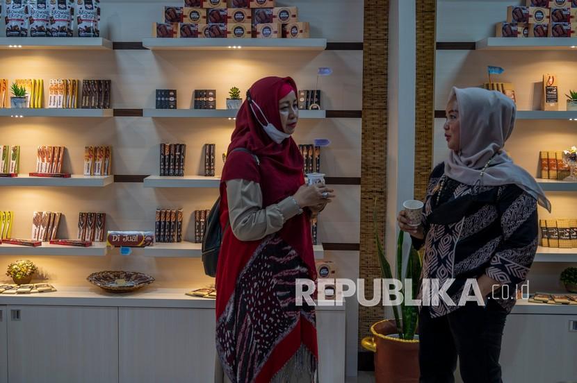 Pengunjung menikmati minuman dari cokelat olahan pada Festival Cokelat Olahan di Palu, Sulawesi Tengah, Jumat (3/12/2021) (ilustrasi).