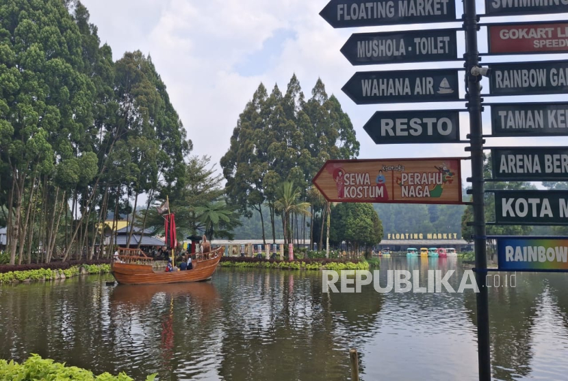 Pengunjung Menikmati Objek Wisata Floating Market di Kawasan Lembang, Kabupaten Bandung Barat di Momen Libur Panjang Pekan ini