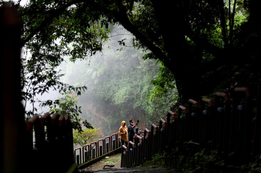 Pengunjung menikmati panorama Air Terjun Telun Berasap setinggi 50 meter, di Gunung Tujuh, Kerinci, Jambi (ilustrasi) 