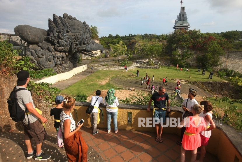 Pengunjung menikmati pemandangan di Taman Budaya Kompleks Garuda Wisnu Kencana (GWK) Uluwatu,Bali, Jumat (15/7