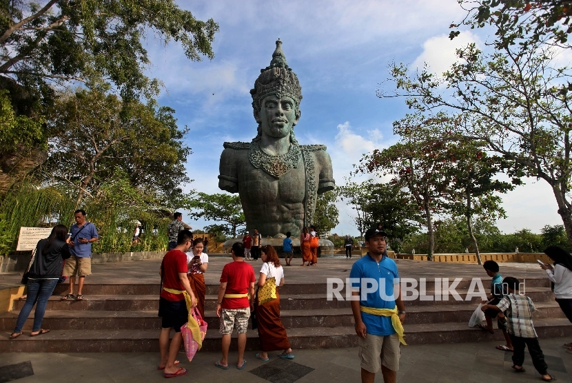 Pengunjung menikmati pemandangan di Taman Budaya Kompleks Garuda Wisnu Kencana (GWK) Uluwatu,Bali, Jumat (15/7
