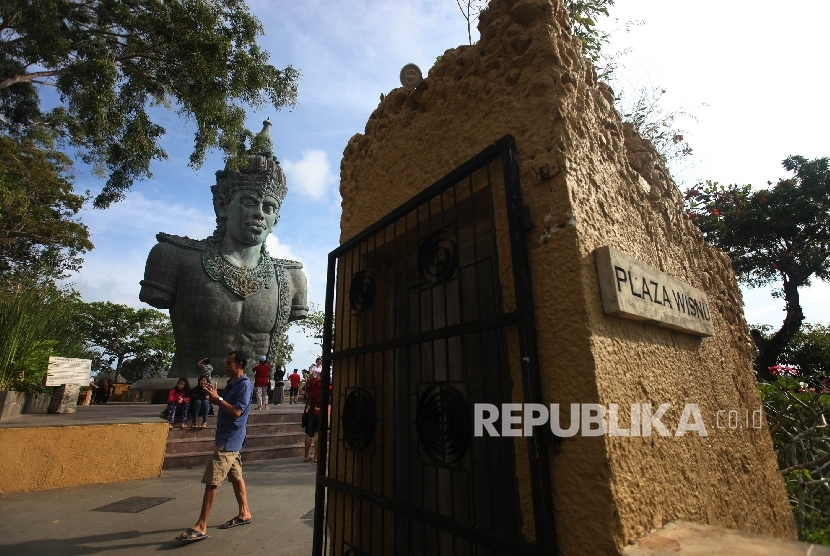 Pengunjung menikmati pemandangan di Taman Budaya Kompleks Garuda Wisnu Kencana (GWK) Uluwatu,Bali, Jumat (15/7