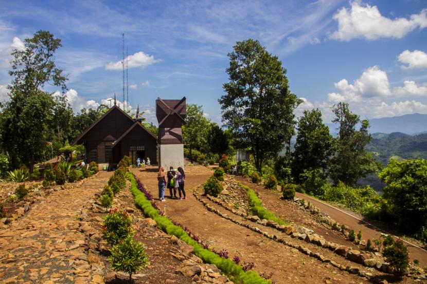 Pengunjung menikmati pemandangan ekowisata Taman Hutan Raya (Tahura) Mandiangin di kawasan Geopark Meratus, Kabuapten Banjar, Kalimantan Selatan. Pemprov Kalsel melakukan rehabilitasi sebanyak 30 ribu hektare hutan per tahun.