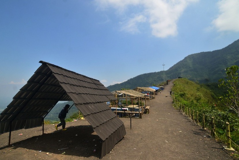 Pengunjung menikmati pemandangan kawasan wisata Gunung Galunggung dengan ketinggian 2.167 mdpl di Kabupaten Tasikmalaya, Jawa Barat, Senin (18/9).