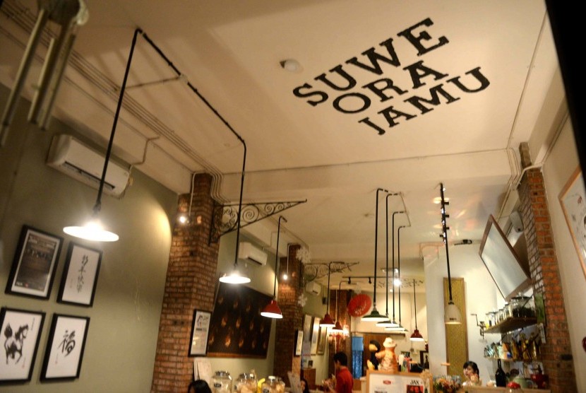 Pengunjung menikmati sajian makanan dan minuman di Cafe Suwe Ora Jamu, Jakarta.