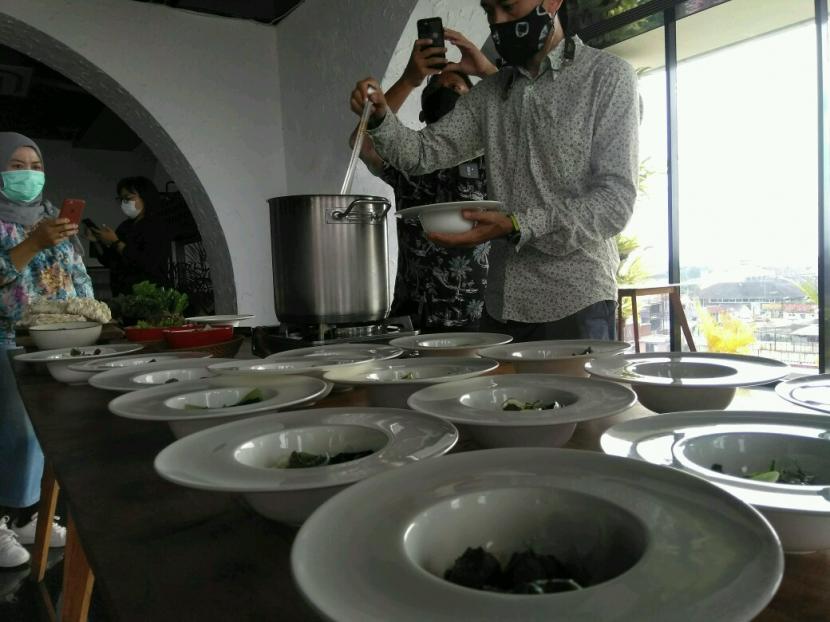 Pengunjung menikmati sajian Taiwanese Noodle di Artotel Suites Bianti Yogyakarta.