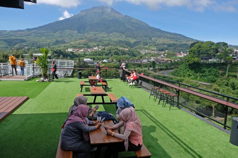 (ILUSTRASI) Wisatawan beraktivitas di objek wisata alam Sigandul View, kawasan lereng Gunung Sindoro, Kabupaten Temanggung, Jawa Tengah.