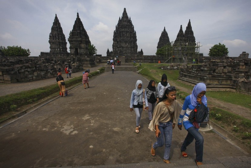 Pengunjung menikmati suasana kawasan wisata Candi Prambanan, DI Yogyakarta, Jumat (15/1). 