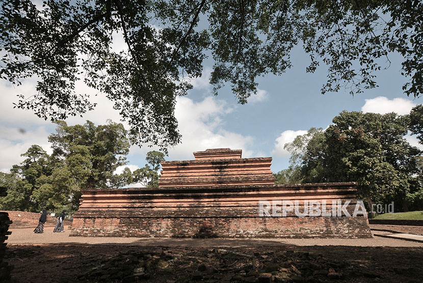 Pengunjung menikmati suasana liburan di Candi Tinggi, Kompleks Percandian Muaro Jambi, Muarojambi, Jambi, Sabtu (23/6). 