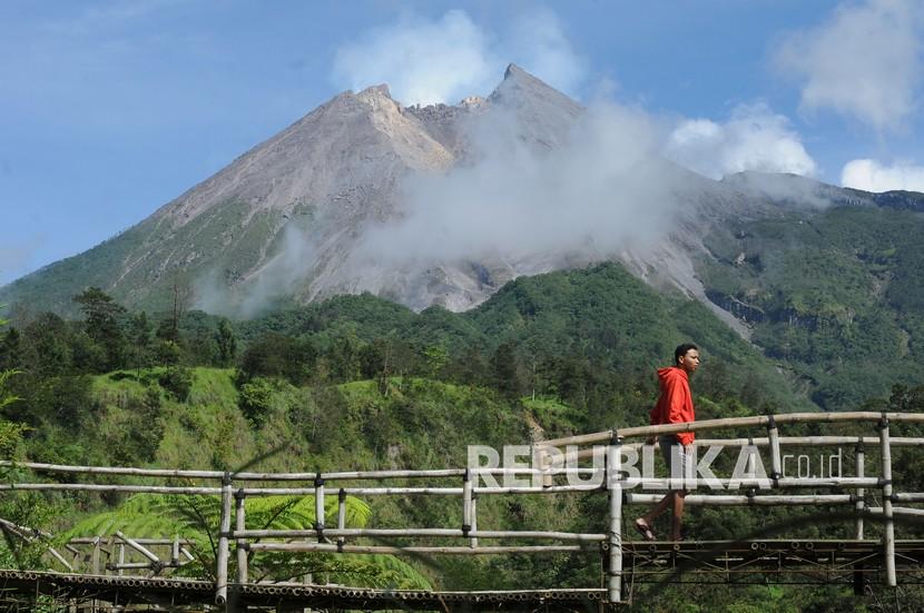 Pengunjung menikmati suasana pemandangan Gunung Merapi di Kalitalang, Balerante, Kemalang, Klaten, Jawa Tengah, Kamis (24/12/2020). Berdasarkan data pengamatan Balai Penyelidikan dan Pengembangan Teknologi Kebencanaan Geologi (BPPTKG) periode (23/12/2020) untuk laju deformasi Gunung Merapi dari EDM Babadan sebesar 10 centimeter per hari dalam tiga hari dengan kegempaan guguran sebanyak 44, fase banyak 265, vulkanik dangkal 56, tetonik satu dan hembusan 65.