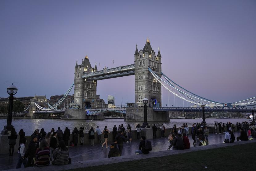 Pengunjung menikmati suasana Tower Bridge di London, Inggris, Ahad (2/10/2022). Jaringan televisi internasional independen Iran di London ditutup atas perintah polisi Inggris.