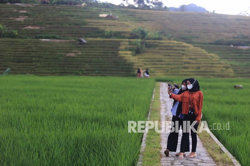 Pengunjung menikmati suasana wisata alam Ciboer Pass di desa Bantaragung, Sindangwangi, Majalengka, Jawa Barat.