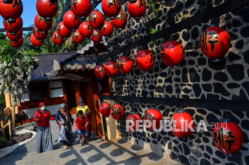 Pengunjung menikmati wisata Jeju Park Anjungan Korea di Taman Wisata Karangresik, Kota Tasikmalaya, Jawa Barat (ilustrasi)