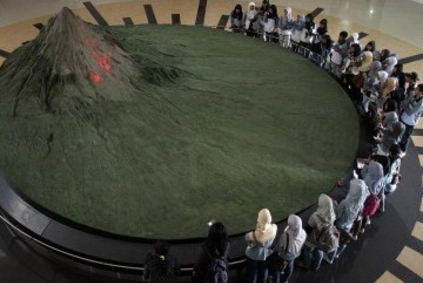 PENGUNJUNG MENINGKAT. Puluhan pelajar melihat replika Gunung Merapi di Museum Gunung Merapi, Kecamatan Pakem, Sleman, Yogyakarta, Rabu (20/4). Sejak erupsi Merapi pada Oktober dan November 2010 lalu, kunjungan di Museum Merapi meningkat hingga 30 persen. F