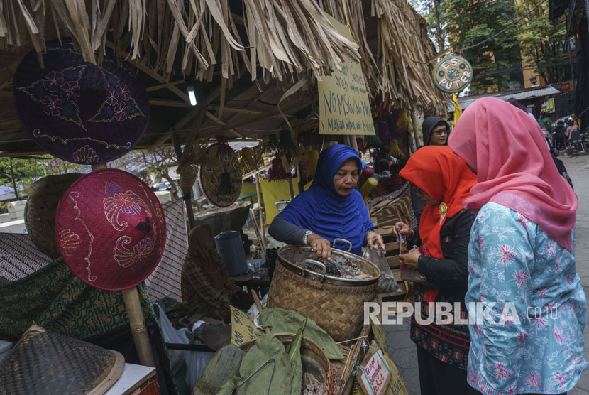 Pengunjung menjajakan dagangan di saat acara Pasar Kangen Jogja 2017 di Taman Budaya Yogyakarta (TBY), DI Yogyakarta, Rabu (26/7).