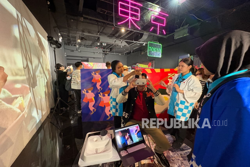 Pengunjung menjajal wisata virtual dalam kegiatan Walk Tokyo: Virtual Journey.