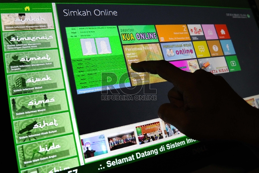 Pengunjung menjalankan aplikasi Sistem Informasi Manajemen Nikah (Simkah) di Kantor Kementerian Agama, Jakarta.