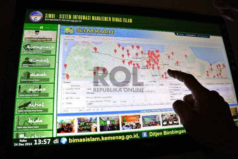 Pengunjung menjalankan aplikasi Sistem Informasi Manajemen Nikah (Simkah) di Kantor Kementerian Agama, Jakarta.