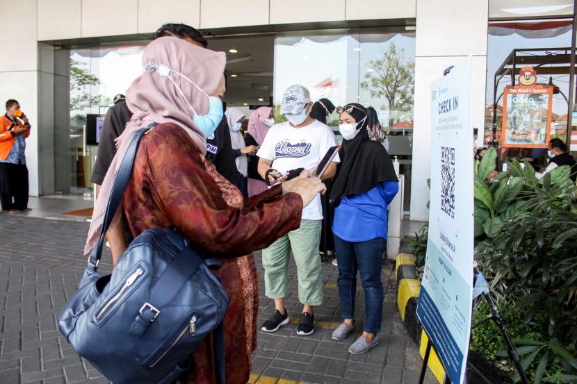 Pengunjung menscan QR code untuk syarat masuk pusat perbelanjaan di Lippo plaza Sidoarjo, Jawa Timur (ilustrasi)