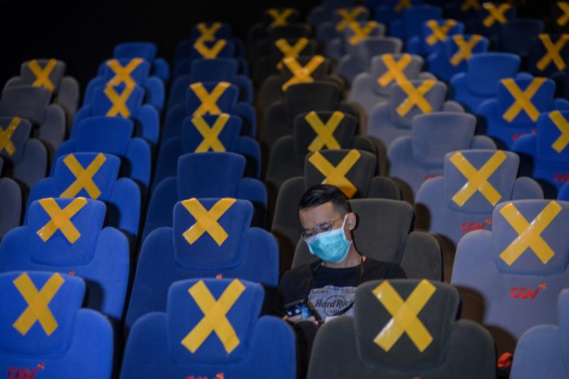 Pengunjung menunggu tayangan film saat pembukaan perdana bioskop CGV Grand Indonesia pada masa PSBB transisi di Jakarta, Rabu (21/10).