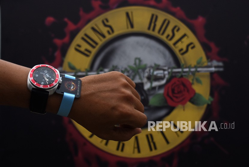 Pengunjung menunjukkan gelang tiket konser Guns N' Roses Not In This Lifetime Tour Jakarta 2018 seusai antre penukaran di Pintu Timur Stadion Utama Gelora Bung Karno, Jakarta, Kamis (8/11/2018).