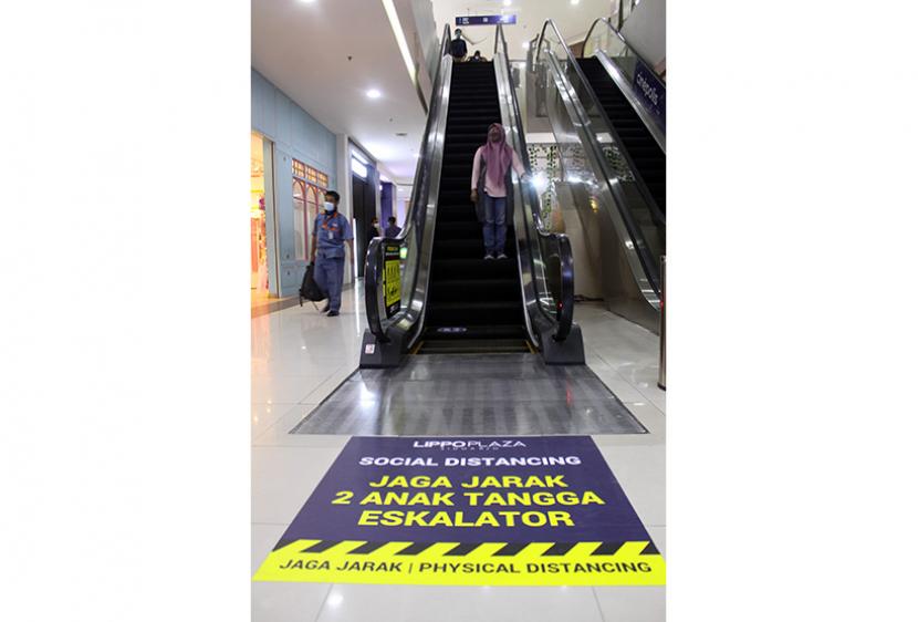 Pengunjung menuruni tangga di pusat perbelanjaan di Lippo plaza Sidoarjo, Jawa Timur, beberapa waktu lalu.